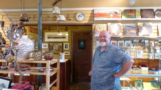 ...diebt nun als Töpfer- und Eisladen. Und als Radfahrer bekam ich das Eis und ein Wasser umsonst.