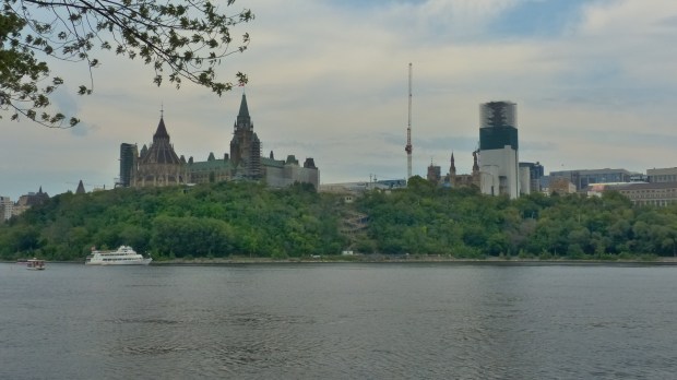 Ottawa ist von Quebec nur duch den Fluss getrennt. Dies ist der Blick auf die Stadt von Gatineau aus.