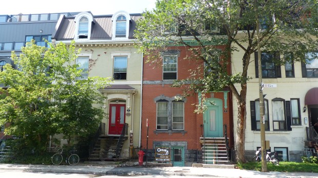 Ganz oben im roten Haus wohnt Jackie. Auch diese Häuserzeile ist längst von riesigen neuen Häusern eingekreist.