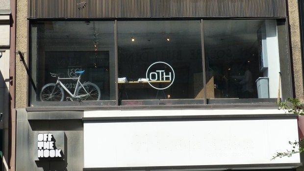 Als Modedesigner parkt man sein Luxuxrad am besten gleich am Scheibtisch.