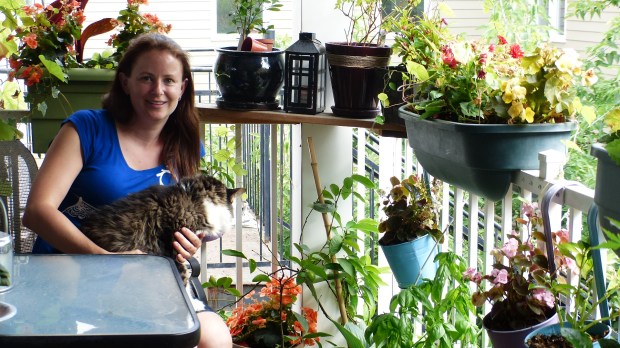 Das ist Jackie auf ihrem Balkon