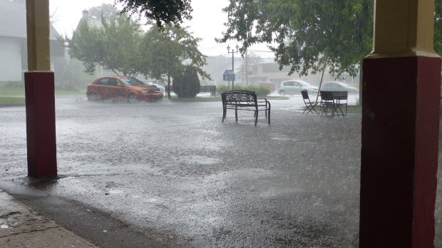 Unwetter .. zum Glück ein Laden mit Vordach