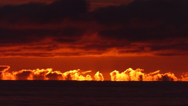 ...explodiert die Sonnen hinter den Wolken.
