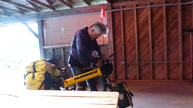 Der Koreaner (der zwischendurch mal mal eben von Winnipeg aus nach Hause flog, um sein Fahrrad auszuwechseln) bricht auf.