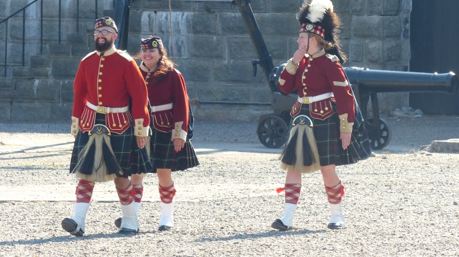 Das sind Frauen! So ganz ernst nehmen sie es mit der Geschichte wohl nicht.