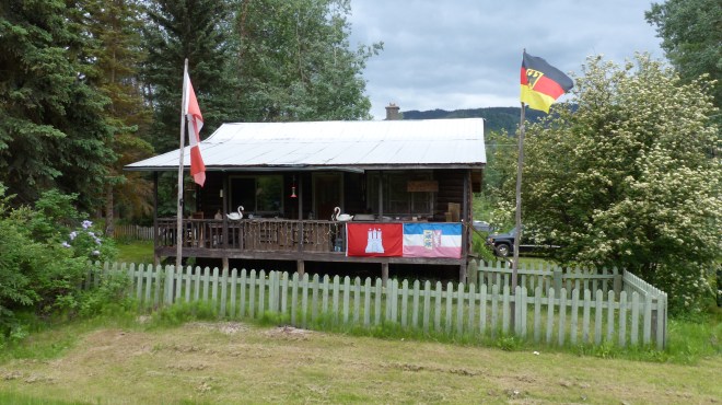 Auch der Zaun darf nicht fehlen.