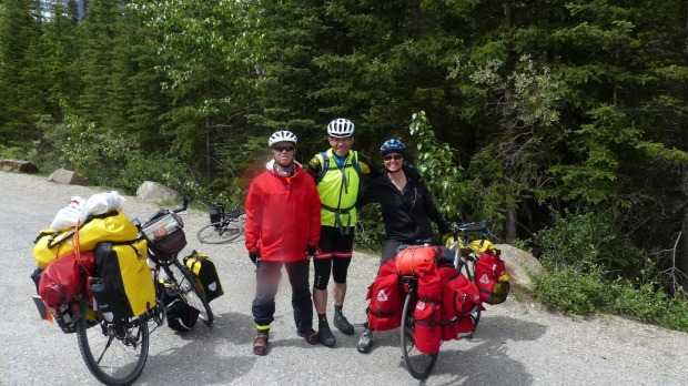 Hier kam uns ein Scheiweizer Radfahrer mit Ultraleichtgepäck auf dem Weg nach Alaska entgegen. Kurioserweise hielt im selben Momen auf dem Parkplatz ein RV mit deutschen Kennzeichen und einer mit französischen - sehr selten in Kanada.
