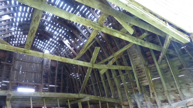 Und hier sieht man, wieso sie nicht einstürzt, raffinierte Konstruktion.