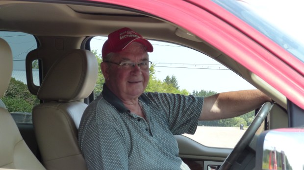 Dieser Mann hielt und sprach  mich an. Auch seine Vorfahren kommen aus der Ukraine. Er fährt ie Post aus.