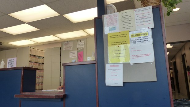 Da sitzt man dann da und wartet und studiert die allgemeinen do's und don'ts ...