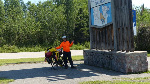 Ich fragte mich einige Tage zuvor, wieso es in Toronto eine Stunde später ist, wenn ich doch schon in Ontario bin. Hier ist die Lösung. De Zeitgrenze ist der 90. Breitengrad und endlich ist es um 21 Uhr nicht schon dunkel! Bin jetzt zeitgleich mit New York (EST) und nur noch 105 Grad von Berlin entfernt... 