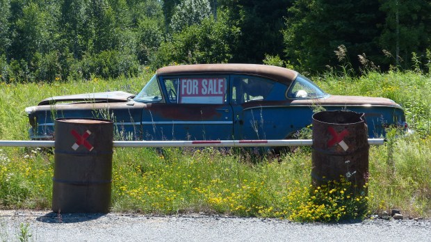 Die Leute verkaufen hier wirklich den letzten Schrott. Diesen Oldtimer mit verbeulter Haube und ohne Motor gibt es schon lange für 500 $