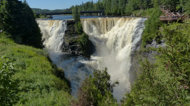 Auf dem Weg nach Thunder Bay kommt man an den donnernden Kakabeka-Fällen vorbei. Eine Art Mini-Niagara mit 40 m Fallhöhe.