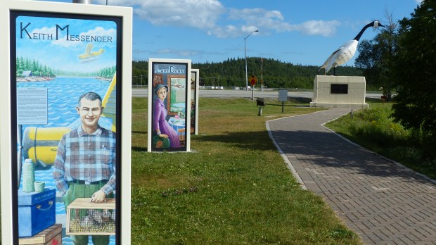 Diese Gans aus Stahl (rostet schon) und steht stolz neben einer riesigen Kanada-Fahne (die ich aus athetischen Günden, weil sie gerade nicht flatterte, weggelassen habe.)