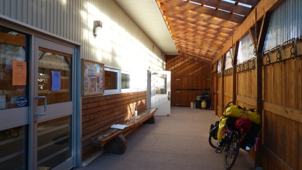 Dahinten links ist die Toilettentür mit Zahlencode. 