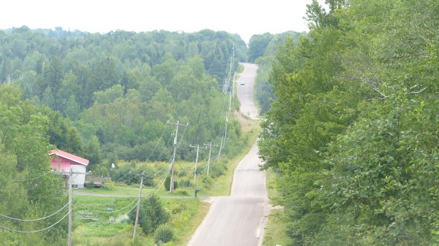 Man kann ja dem Wahnsinnsverkehr manchmal über sogenannte Backroads entgehen, aber die sind dann brutal über die Felsen geworfen, Steigungen zum Schieben!